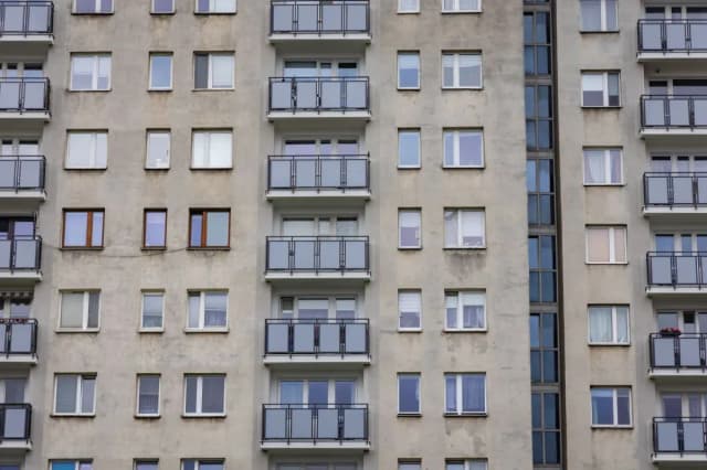Przed kim odpowiada spółdzielnia mieszkaniowa i jakie są jej obowiązki?